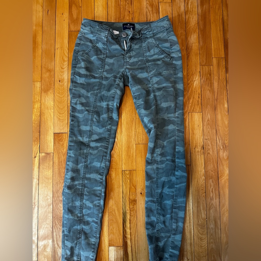 Low style American eagle camo pant.